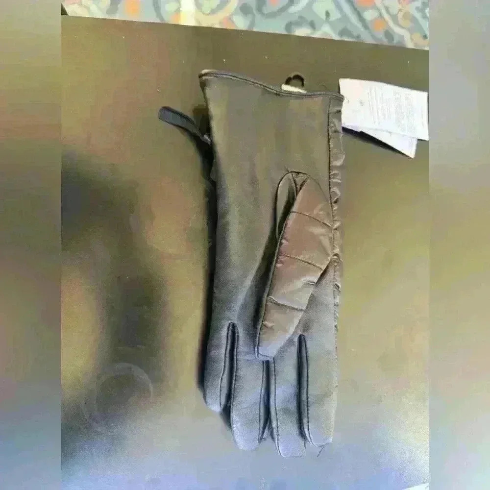 NWOT  Black L/XL UGGS Women’s Gloves
